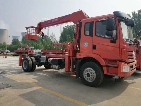 點擊查看詳細(xì)信息<br>標(biāo)題：6.3噸大運(yùn)隨車吊 閱讀次數(shù)：1517